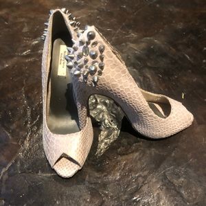 Vera wang peep toe pumps